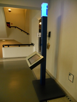 Foto Infosäule, mit einem i in blauer Schrift am oberen Ende