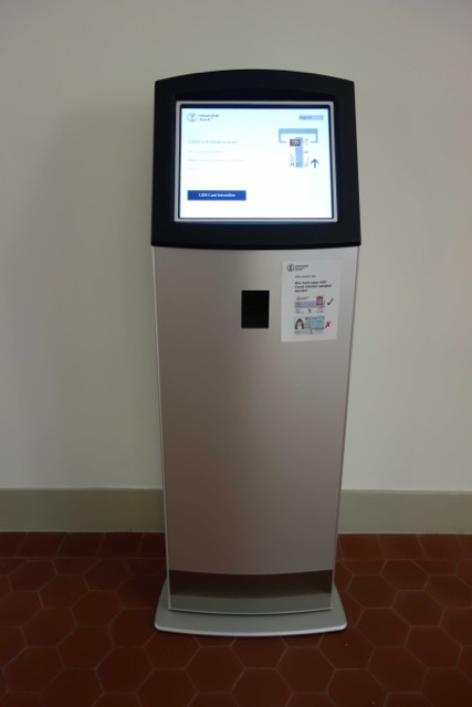 Foto Validierungsstation mit abgeschrägtem Touchscreen