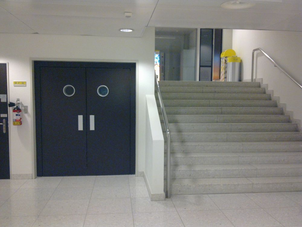 Y01, Stockwerk F: Sicht auf den Warenlift und die Treppe.