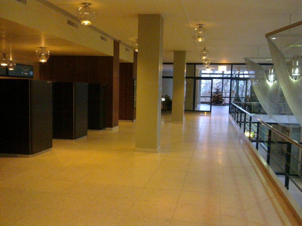 Y13-G, Schliessfächer/Garderobe: Schliessfächer (links im Bild).