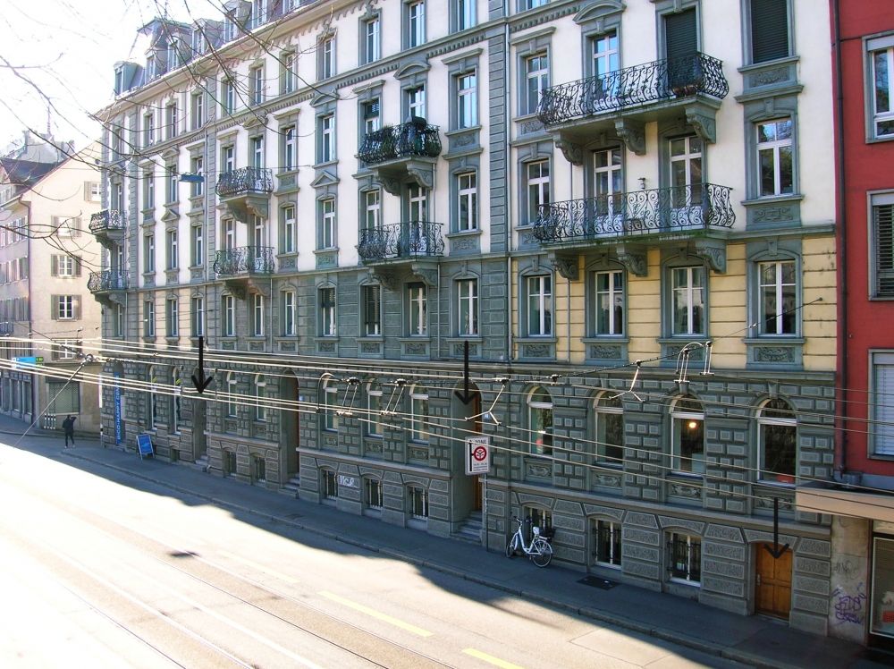 Gebäude SEI: Die drei schwarzen Pfeile zeigen auf die verschiedenen Eingänge:
- Links: Haupteingang Nr. 45.
- Mitte: Haupteingang Nr. 49.
- Rechts: Alternativer, stufenloser Eingang.