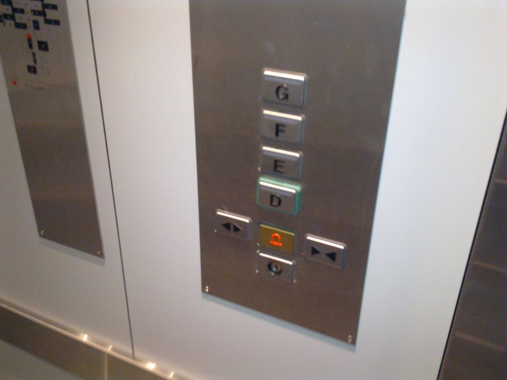 Y10, Lift: Die Tasten im Lift.