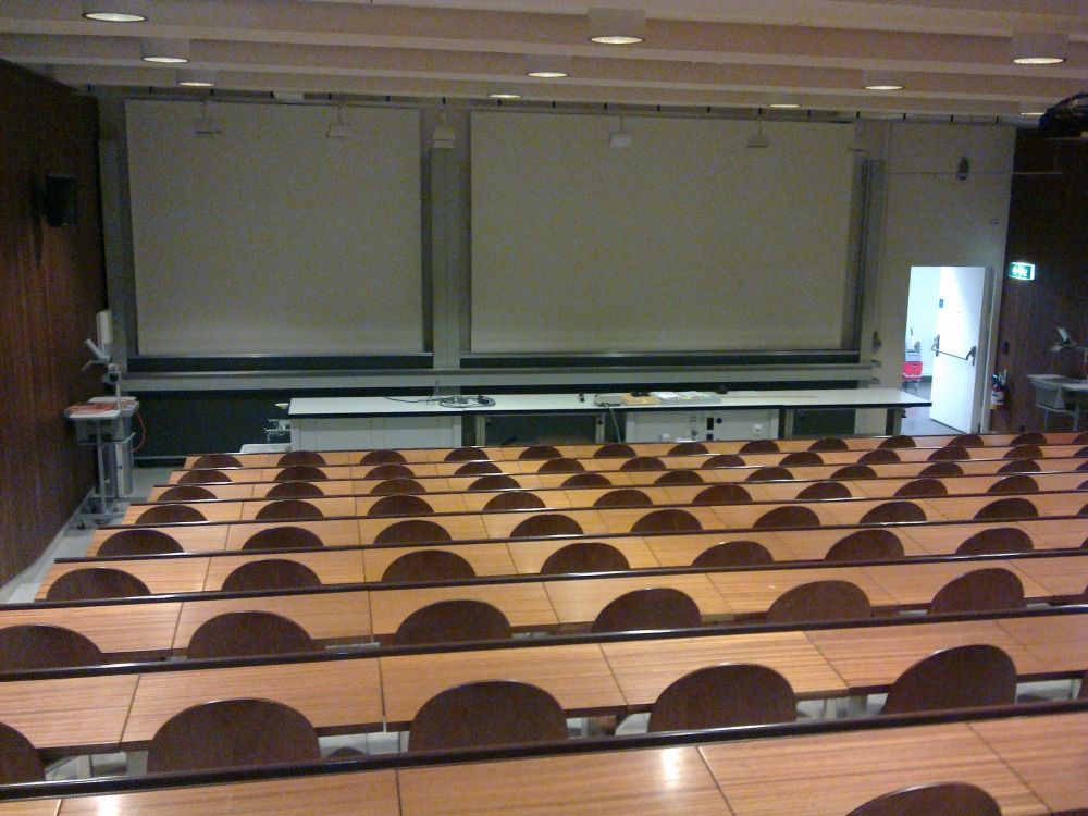 Hörsaal Y03-G-85: Die Tür (rechts im Bild) ist der Eingang für Rollstuhlfahrende.