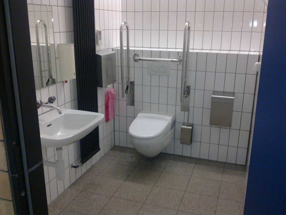 Rollstuhl-WC Y22-F-85: Innenraum.