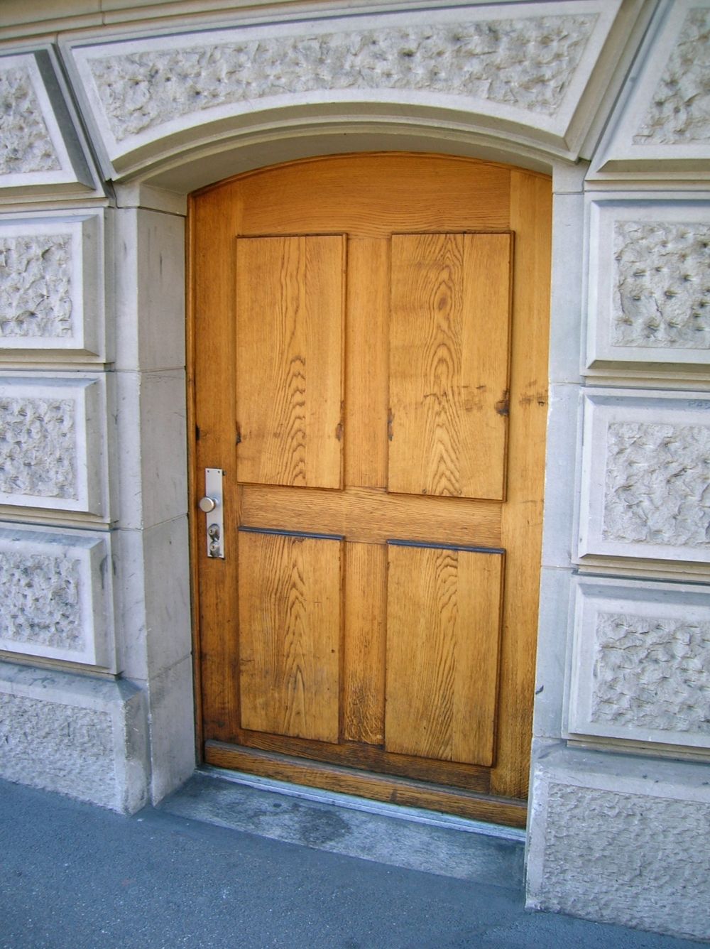 Gebäude SEI: Alternativer, stufenloser Gebäudeeingang, auf der rechten Seite des Haupteingangs Seilergraben 49.