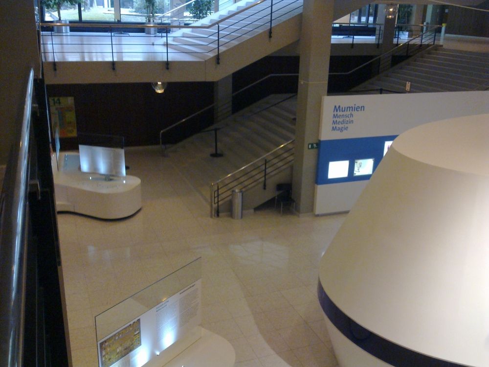 Y14-F, Halle: Sicht hinunter auf die Halle und die Treppe (Vogelperspektive).
