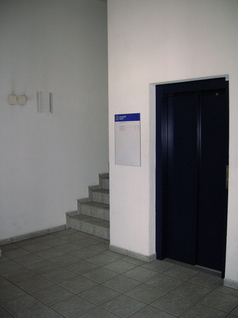 Gebäude SEI: Aufzug, der über den alternativen Gebäudeeingang stufenlos erreichbar ist.