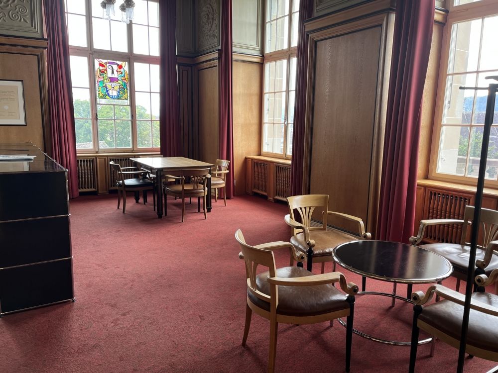 Aufenthaltsraum KOL-E-11: Blick in das Dozierendenzimmer vom Eingang her nach rechts.