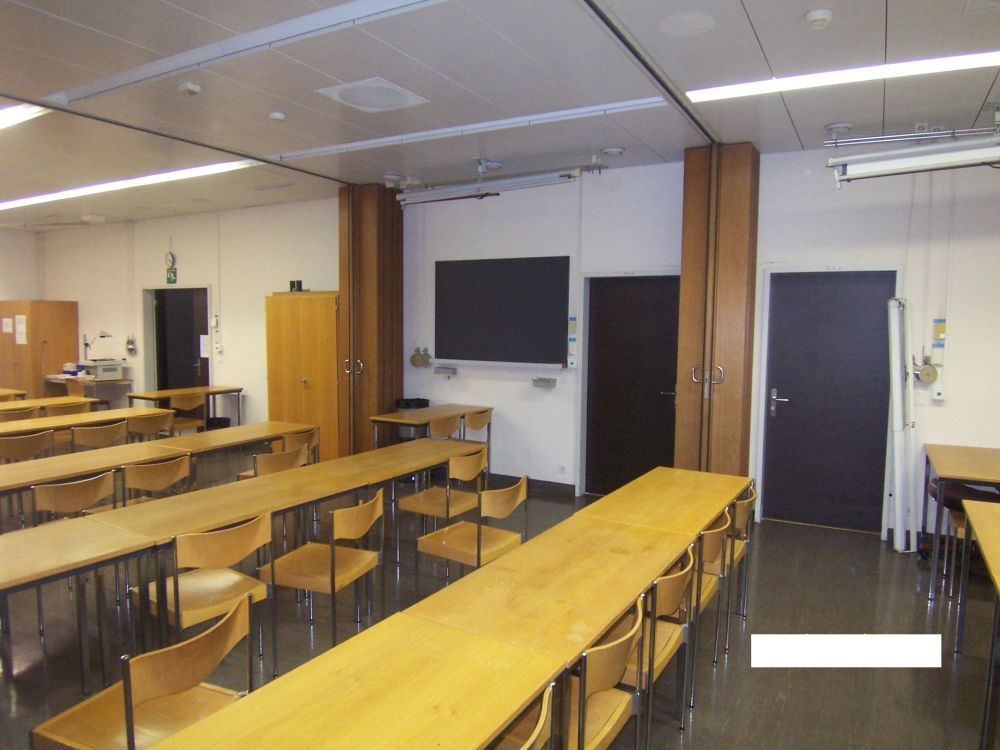 Seminarraum Y13-J-11: Sicht auf die drei Eingangstüren.
Ganz links im Bild ist der Raum Y34 J-01, in der Mitte ist der Raum Y13 J-13 und rechts der Raum Y13 J-11.Die beiden Trennwände sieht man in der Mitte des Bildes.