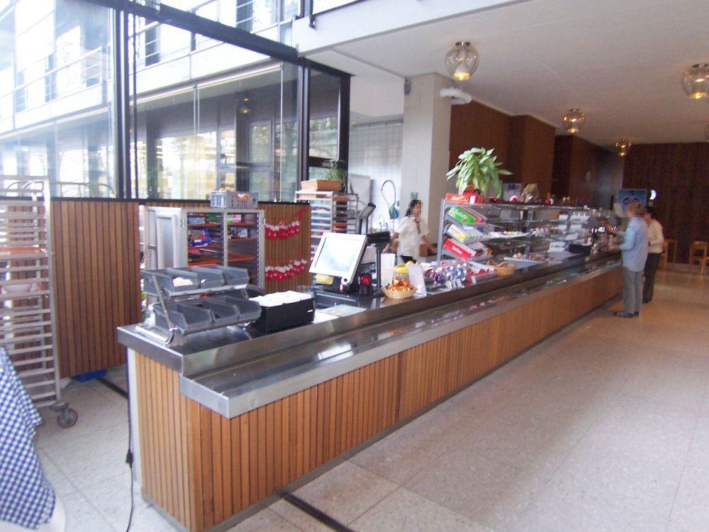 Y13-G, Cafeteria: Der Kassenbereich und die Besteckbehälter.