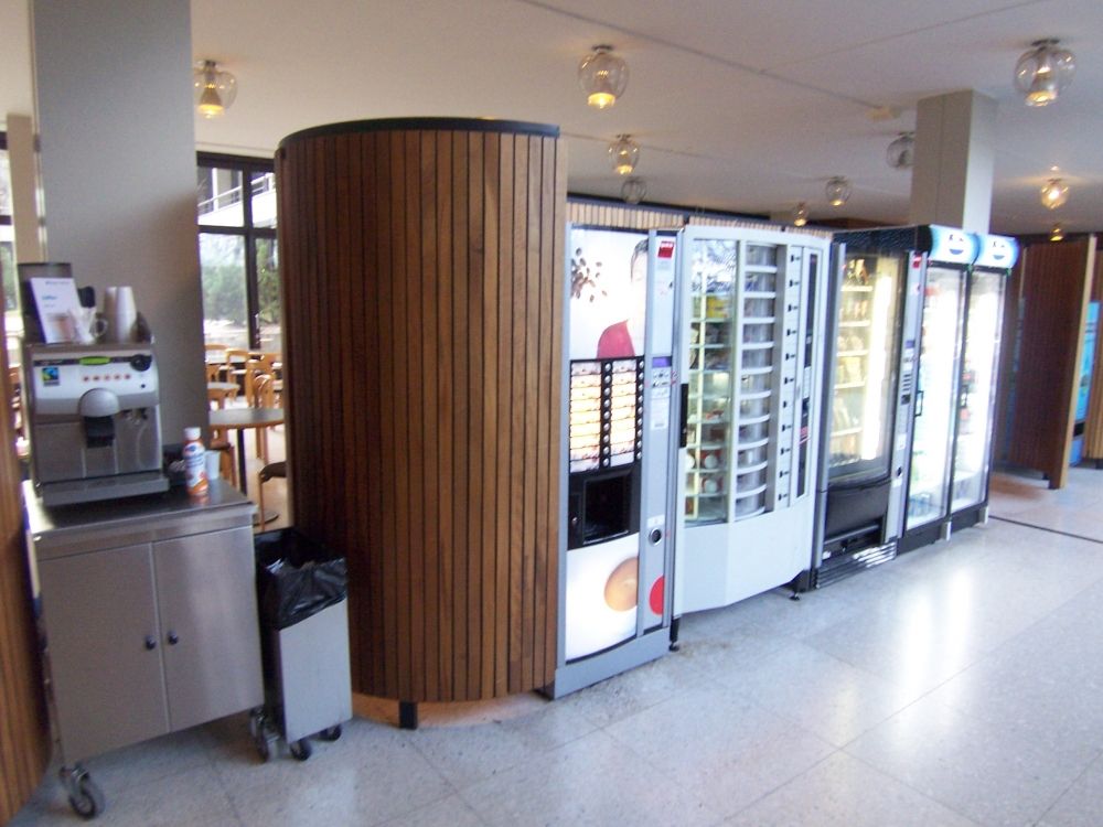 Y13, Stockwerk G: Getränke-und Snackautomat.