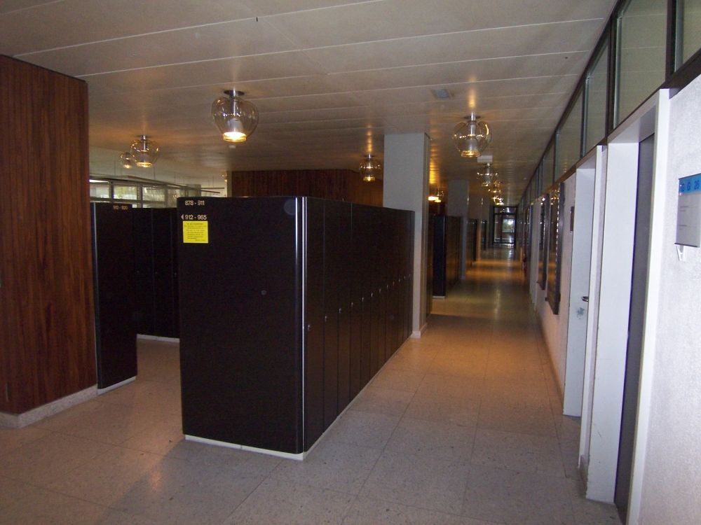 Y13-G, Schliessfächer/Garderobe: Schliessfächer.