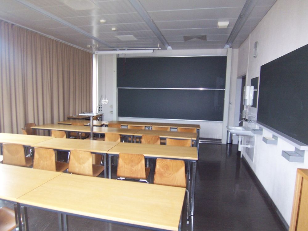 Seminarraum Y13-K-05: Innenansicht Raum. Sicht nach vorne.