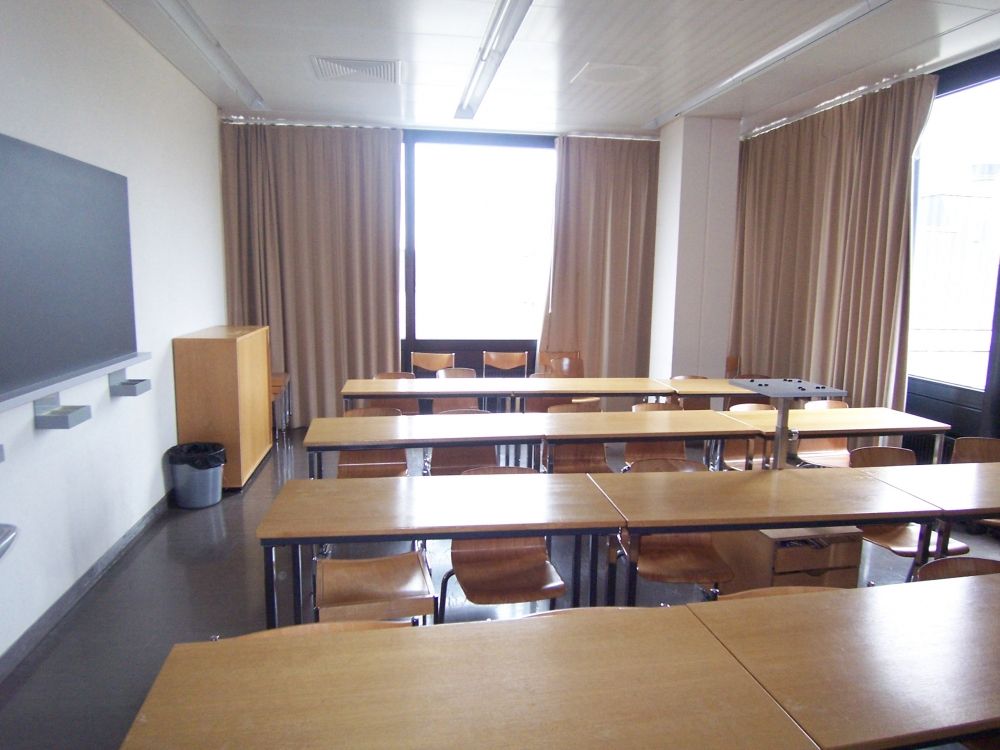 Seminarraum Y13-K-05: Innenansicht Raum. Sicht nach hinten.