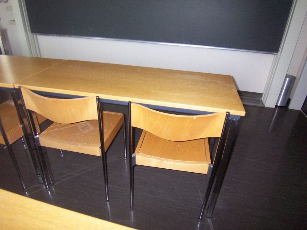 Seminarraum Y13-K-05: Nahsicht auf einen normalen Tisch.