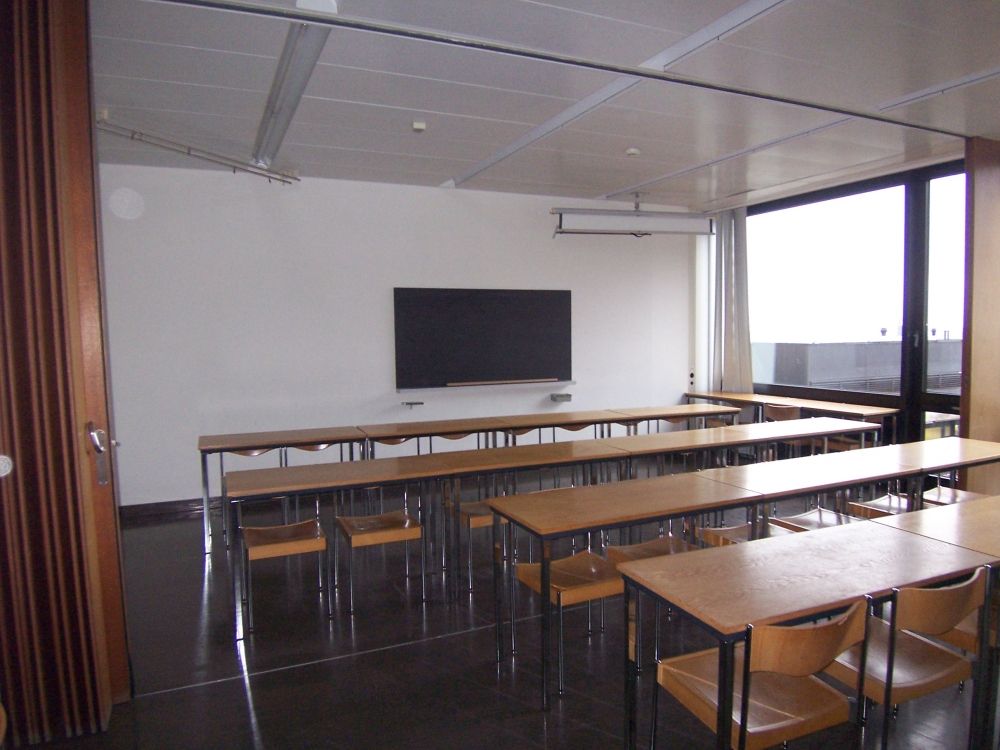 Seminarraum Y13-L-11: Sicht in den Raum L-13 (Hinter der Trennwand, links im Bild, ist der Raum L-11).