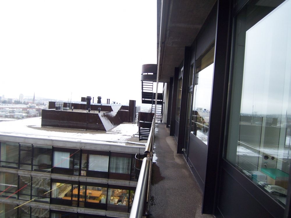 Y13-M, Balkon/Terrasse: Fluchtbalkon mit dem Blick auf die Fluchttreppe