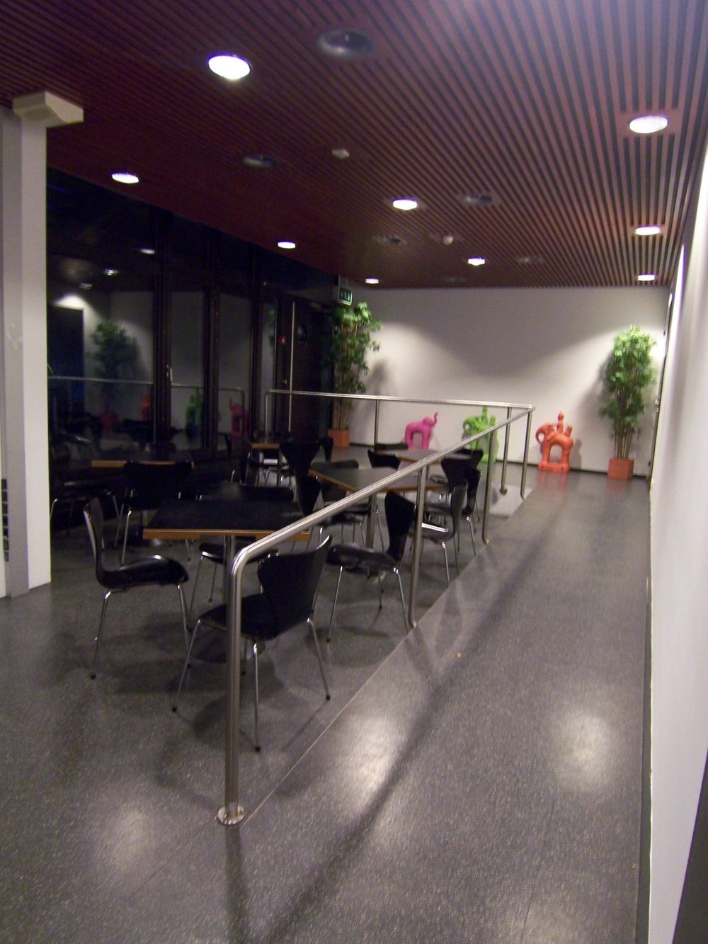 Y05-G, Balkon/Terrasse: Die Rampe innerhalb des Cafés mit einer Neigung von 6% und links die Türe zur Terrasse.