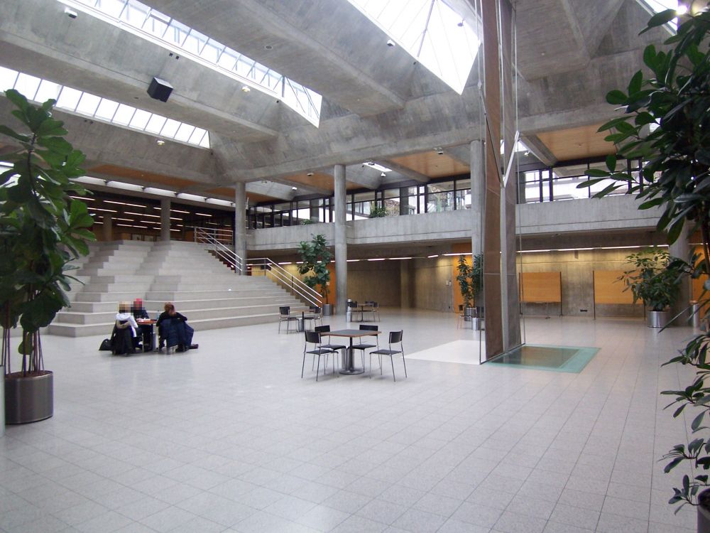 Y24-G, Halle: Der Lichthof mit Sicht auf Hörsäle Y24-G-45 und -55.
