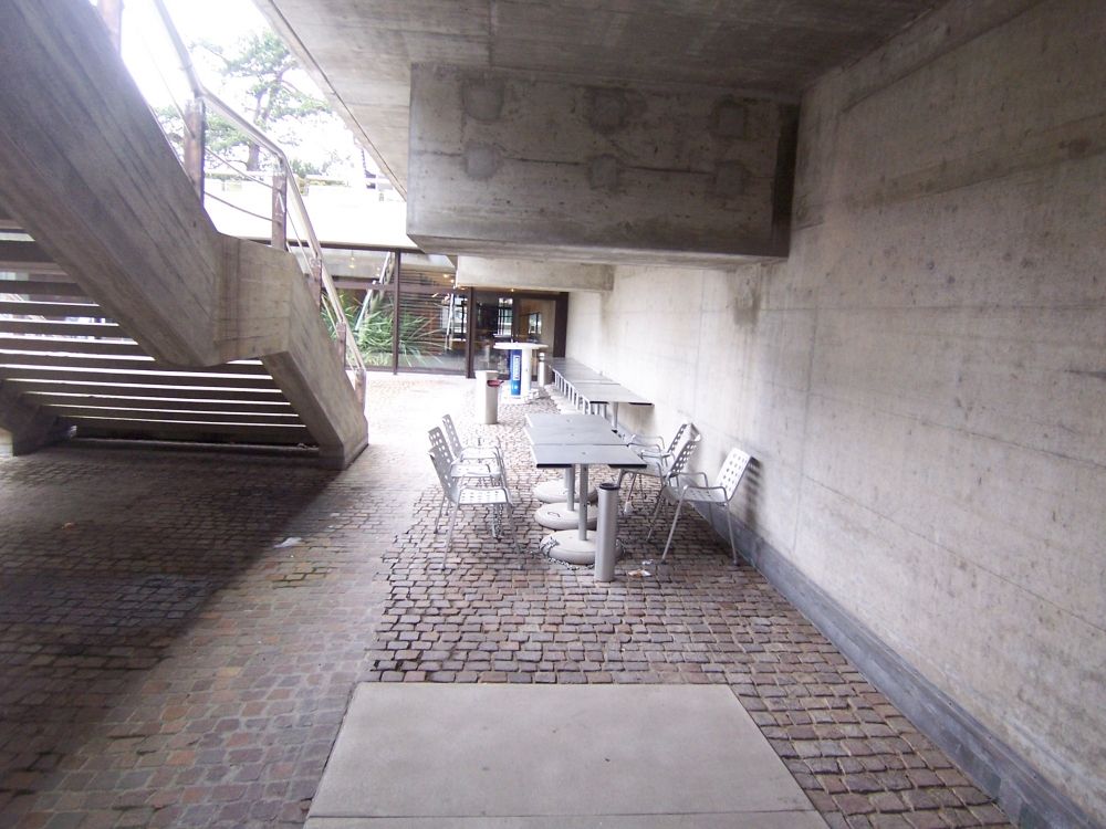 Y05-G, Balkon/Terrasse: Blick auf die Terasse (am anderen Ende sieht man die Eingangstüre, die sich neben dem Hörsaal Y15 G 60 befindet).