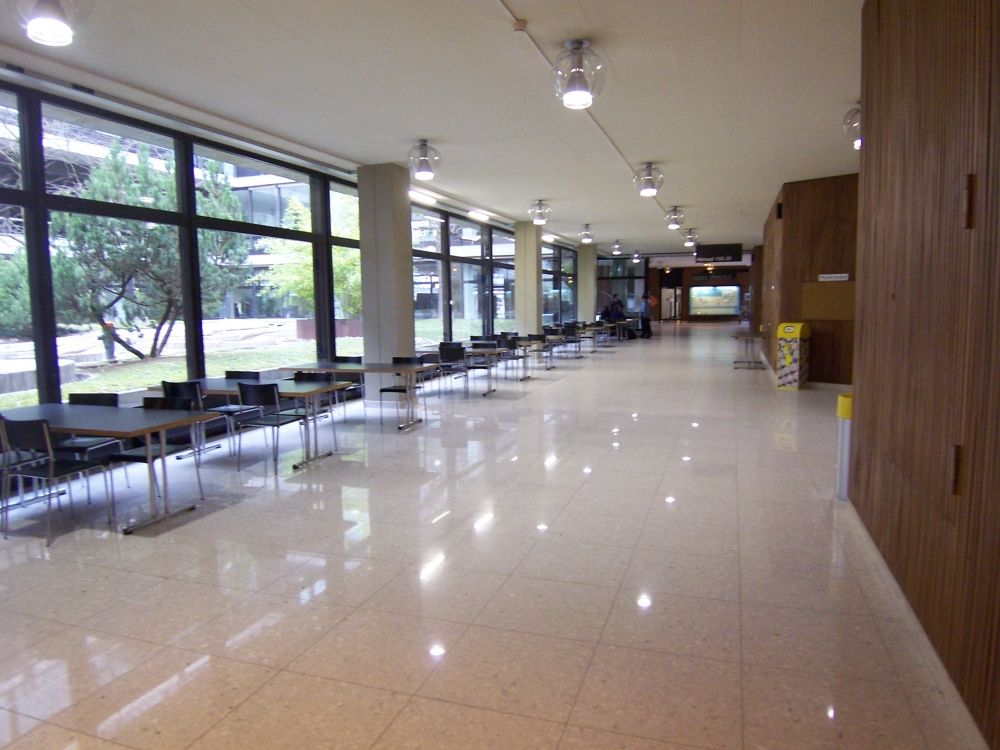 Y15, Stockwerk G: Sicht auf die Arbeitstische gegenüber von den Hörsälen.