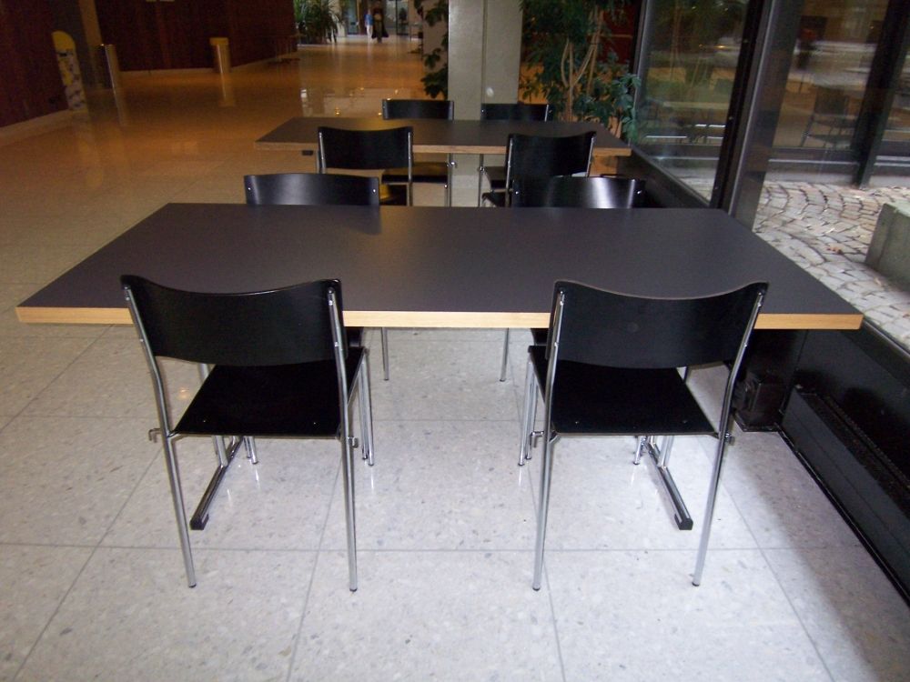 Y15, Stockwerk G: Nahsicht auf einen Arbeitstisch.