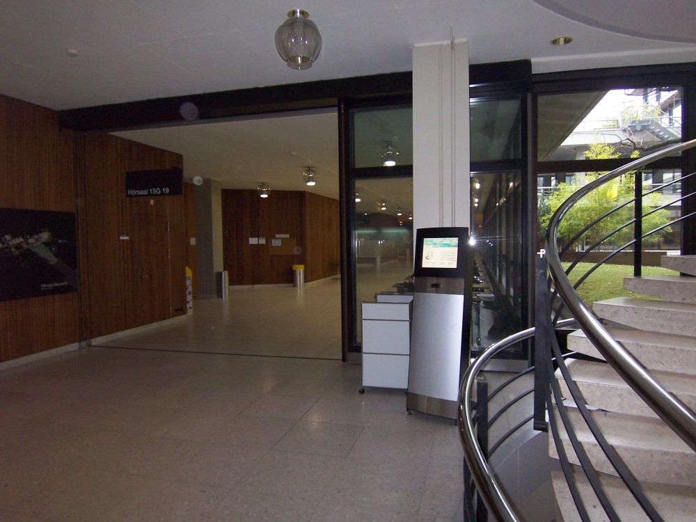 Y15, Stockwerk G: Validierungsstation der UZH Card vis a vis des Eingangs zum Hörsaal Y15-G-19.