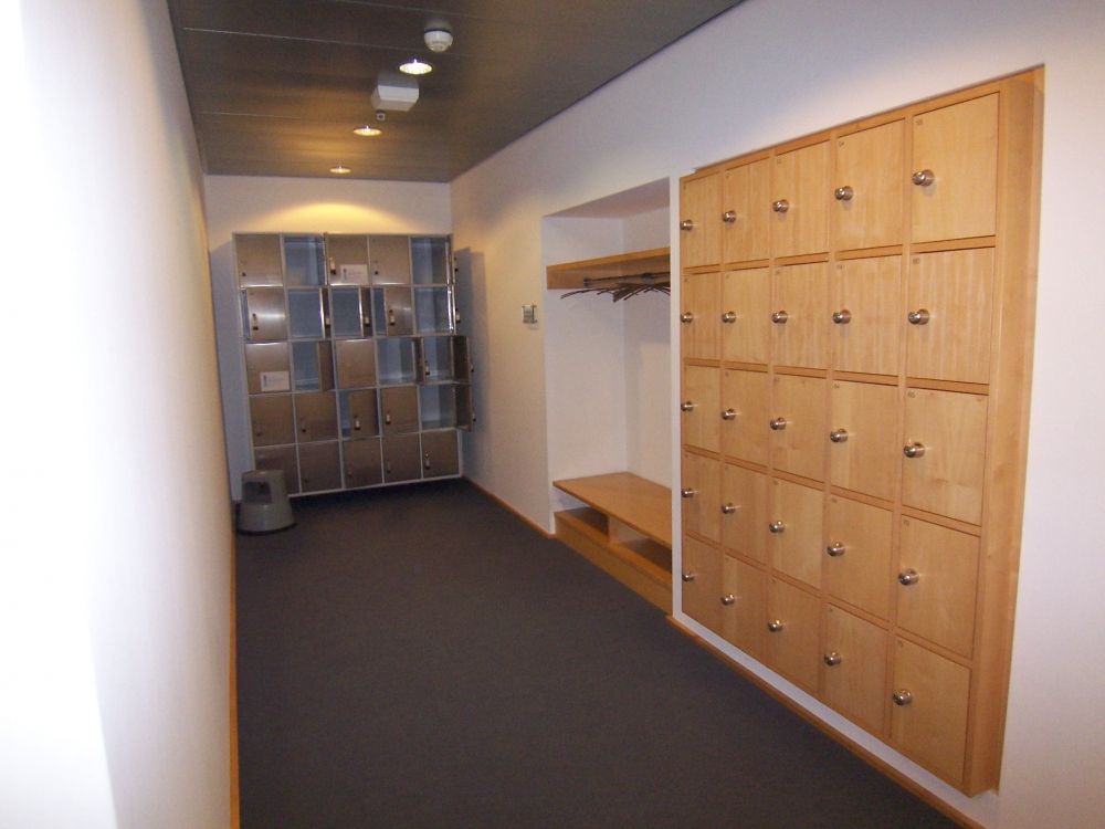 Y15-J, Schliessfächer/Garderobe: Sicht Garderobe (hinten rechts) und Schliessfächer (vorne rechts).