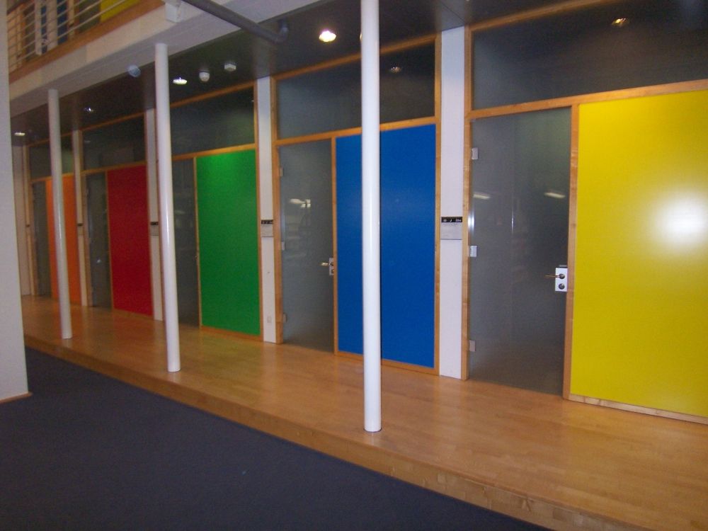 Y15, Stockwerk J: Sicht auf Einzelarbeitsräume mit Stufe.