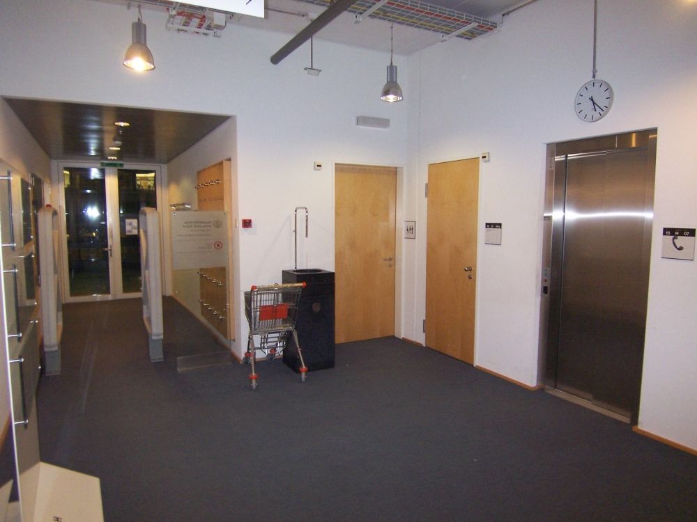 Y15, innerhalb der Bibliothek: Links im Bild ist der Eingangsbereich und rechts der Lift.