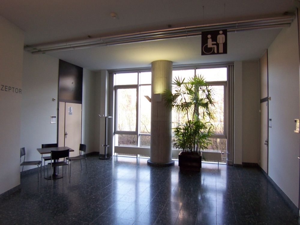Y17, Stockwerk H: Arbeitstisch (links im Bild).