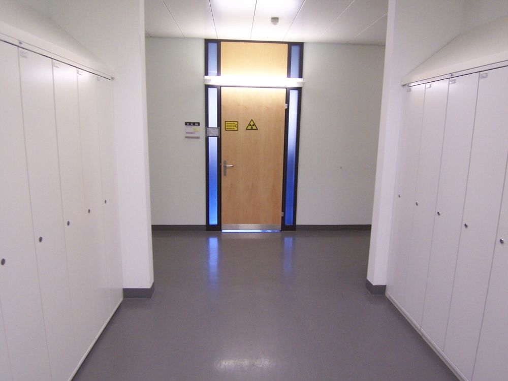 Y17-H, Schliessfächer/Garderobe: Geradeaus ist der Raum Y17-H-86.