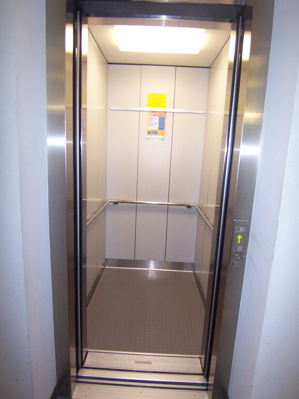 Y17, Dieser Lift befindet sich weit hinten im Gebäude.: Der Innenraum.