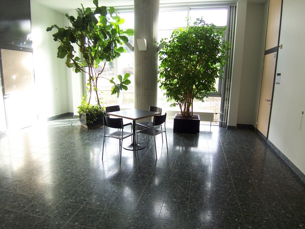 Y17, Stockwerk J: Der Arbeitstisch.