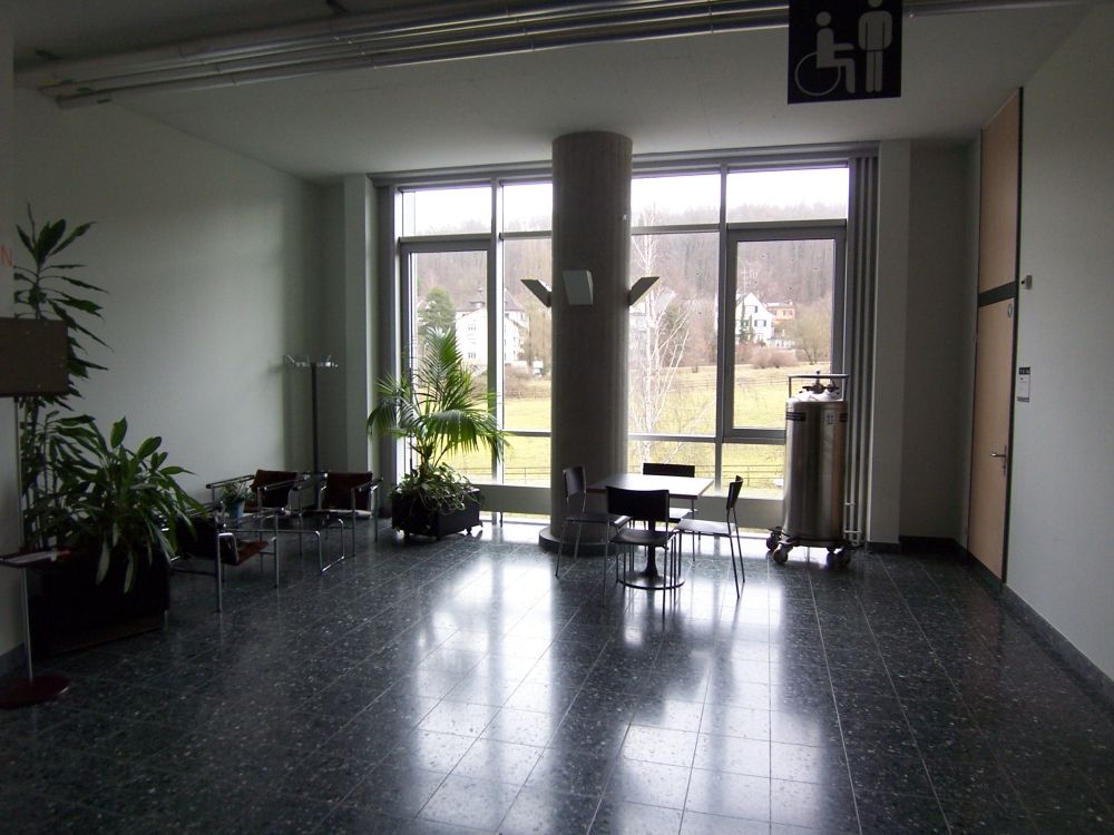 Y17, Stockwerk K: Arbeitstische.