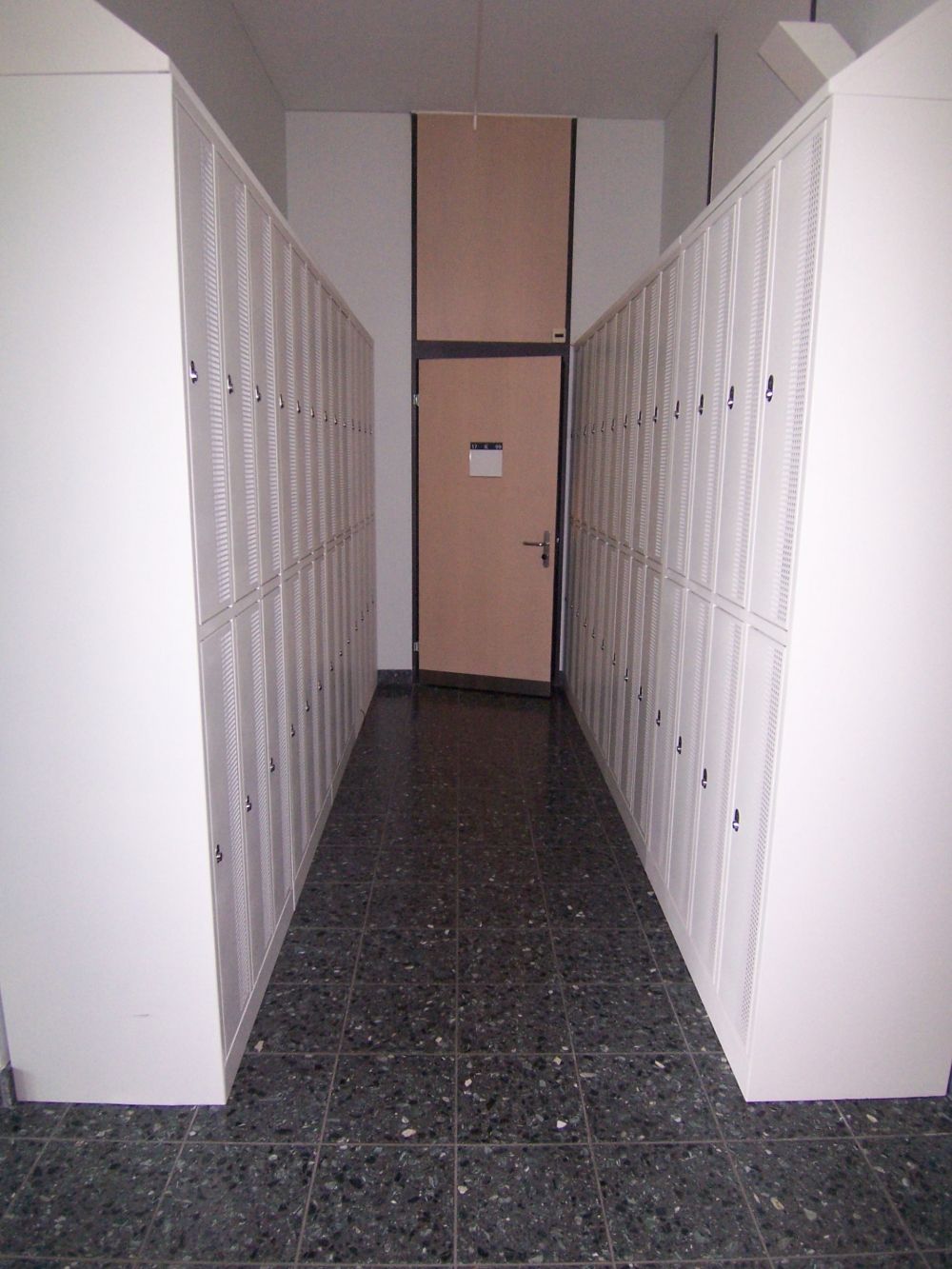 Y17, Stockwerk K: Schliessfächer neben WC Y17-K-14b.