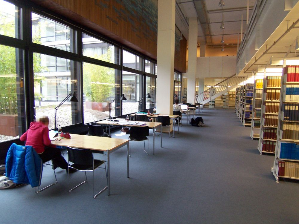 Leseplatz-Raum Y15-J-07: Die Arbeitsplätze (mit Strom-und Internetanschluss).