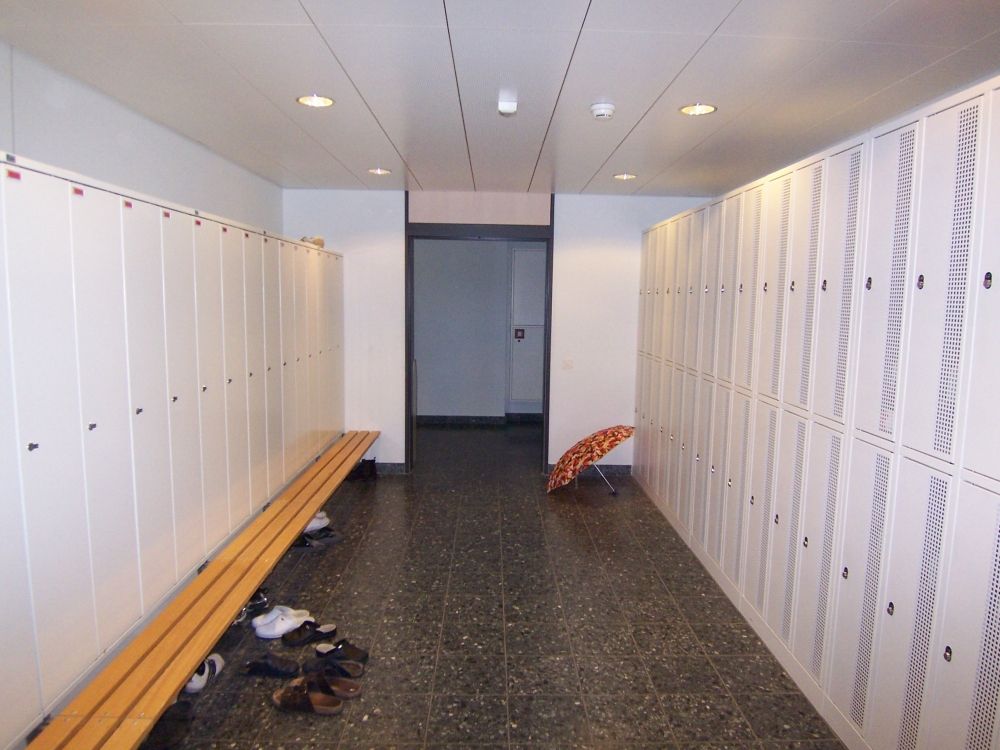 Y17-L, Schliessfächer/Garderobe: Blick in den Raum.