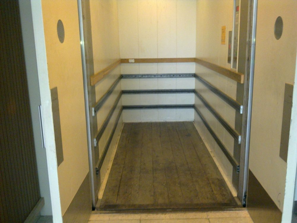 Y13, Warenlift in der Nähe Dreier-Liftgruppe: Innenraum.