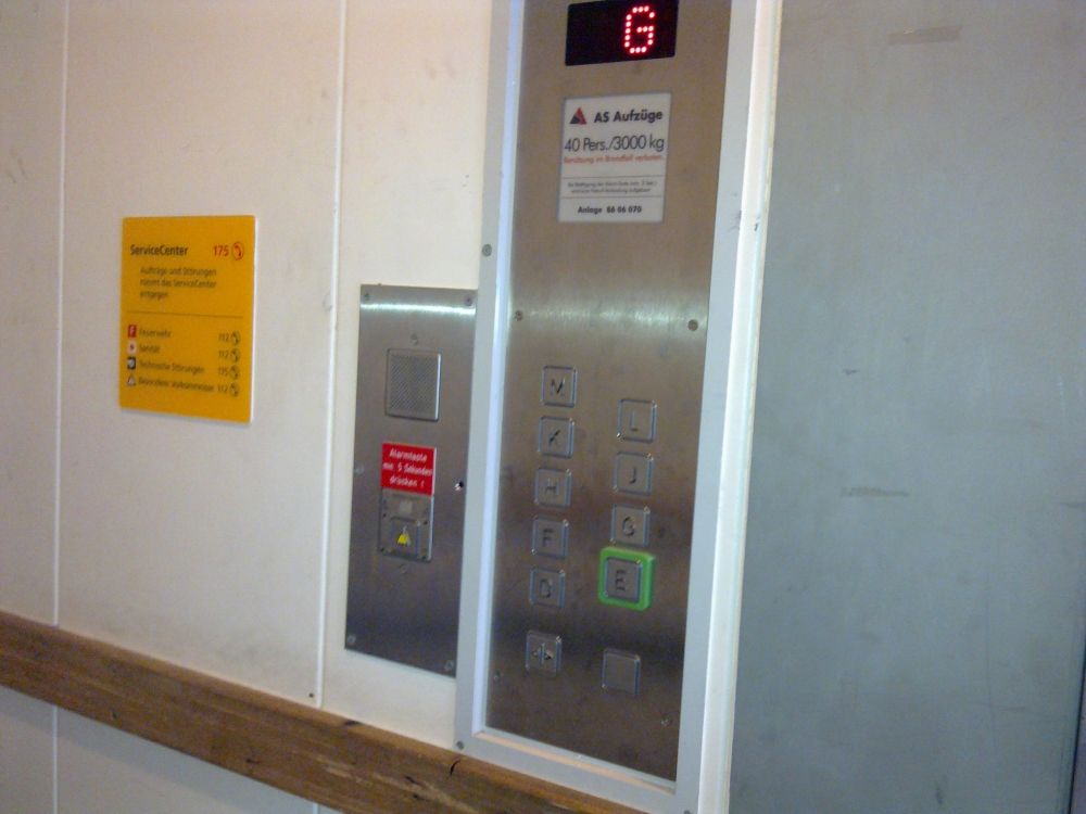 Y13, Warenlift in der Nähe Dreier-Liftgruppe: Sicht auf die Tasten.