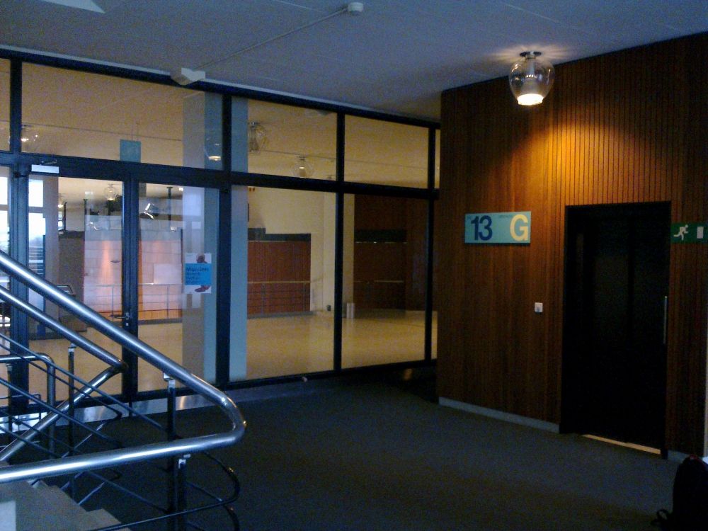 Y13, Lift: Der Lift ist rechts im Bild (dunkle Lifttüre).