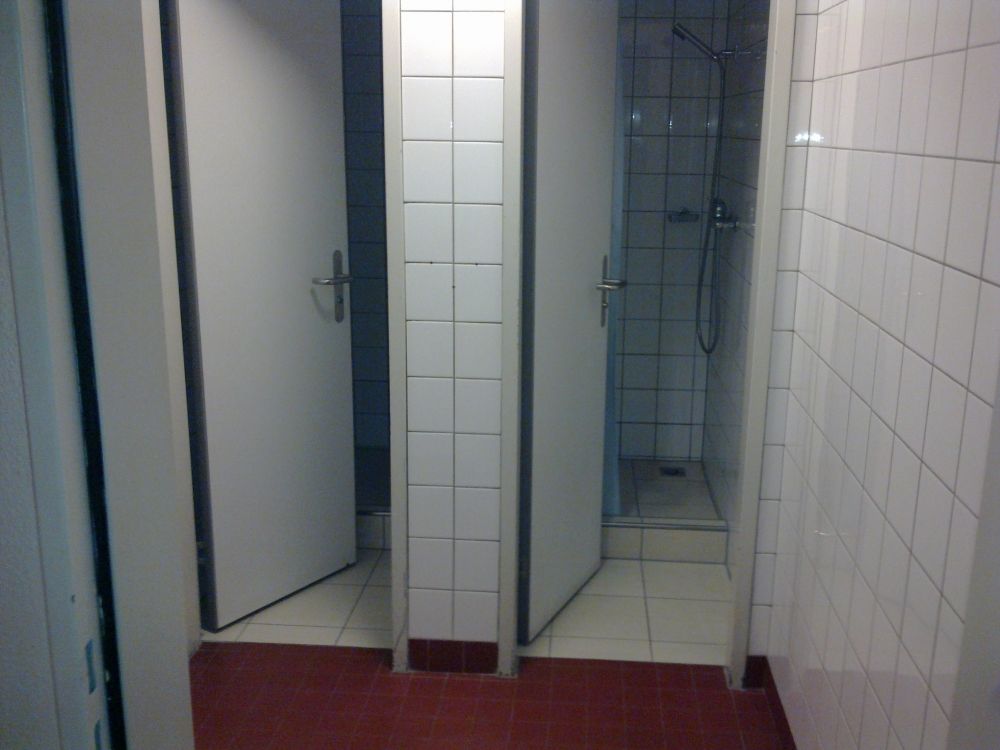 Umkleide- und Waschraum Y13-F-31: Sicht zu den Duschen.