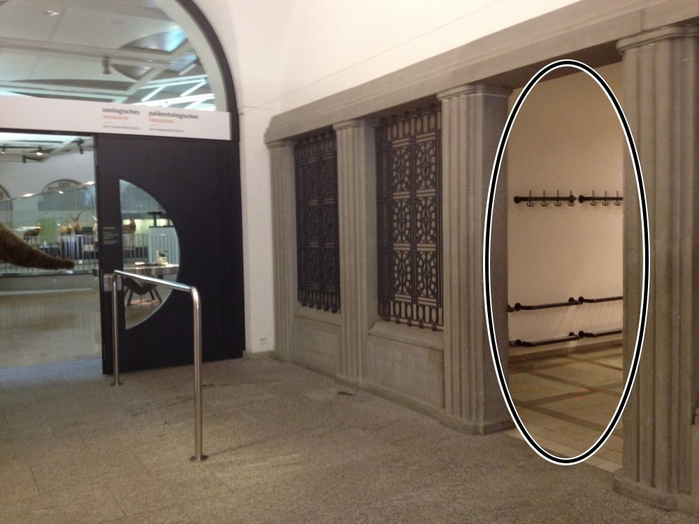 KO2-E, Schliessfächer/Garderobe: Links: Eingang Museum
rechts: Durchgang mit Wandgarderobe (schwarzer Kreis).