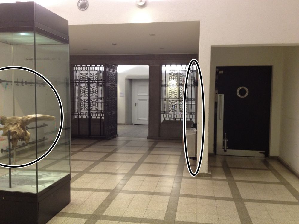 KO2-E, Schliessfächer/Garderobe: Geradeaus: Durchgang
Wandgarderobe: rechts und links vom Durchgang an der Wand (schwarze Markierung).