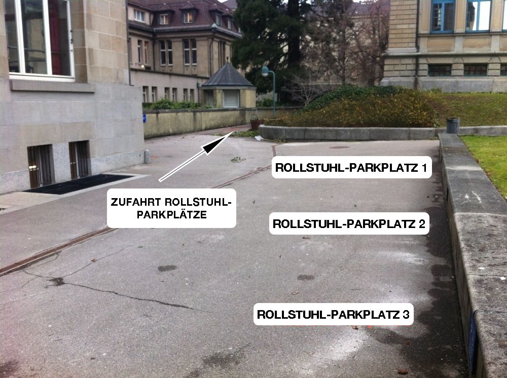 Gebäude KOL: Rollstuhl-Parkplätze.