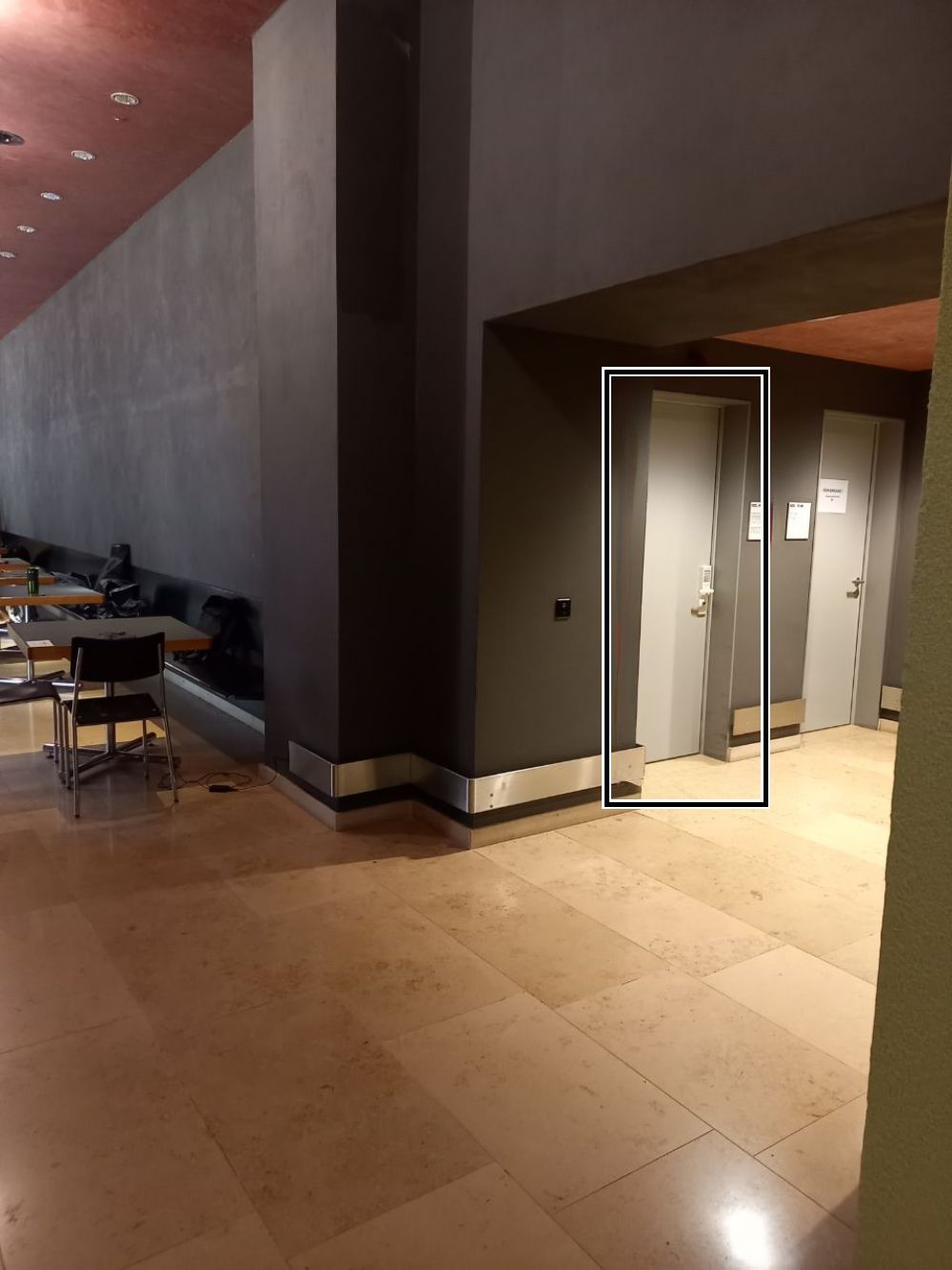 Ruheraum KOL-D-6a: Sicht von Lichthof aus zum Eingang in den Ruheraum und das Stillzimmer.