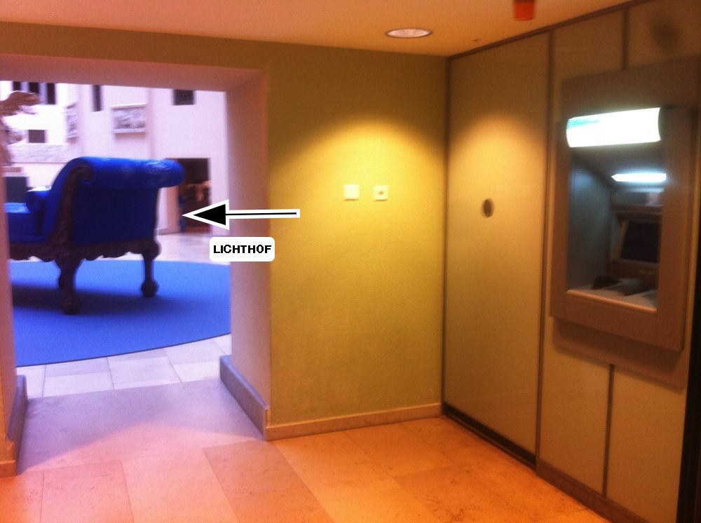 KOL-D, Bankomat: Blick auf direkten Durchgang zum Lichthof (schwarzer Pfeil).