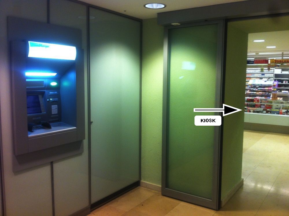 KOL-D, Bankomat: Blick auf direkten Durchgang zum Kiosk (schwarzer Pfeil).