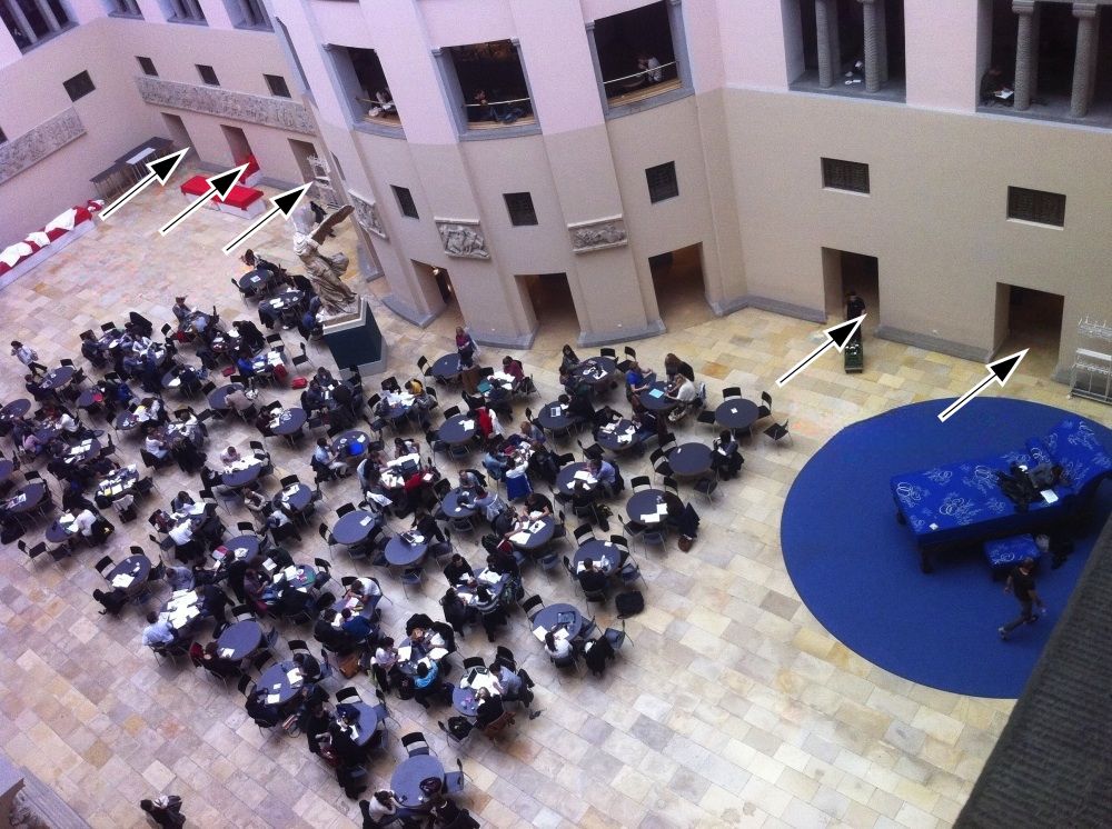 KOL-D, Halle: Zugang zu den rechteckigen Arbeitstischen (siehe schwarze Pfeile).