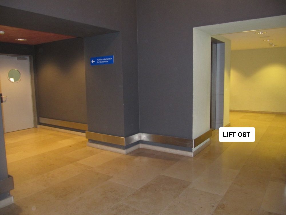 KOL, Stockwerk Da: Zugang zur Treppe (blaues Schild folgen links) sowie Lift Ost.